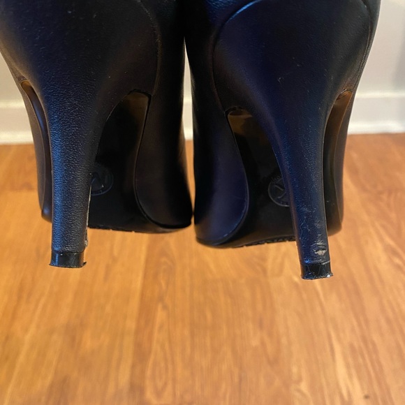 Michael Kors Navy Pointed Toe Pumps sz 6 - Picture 6 of 7